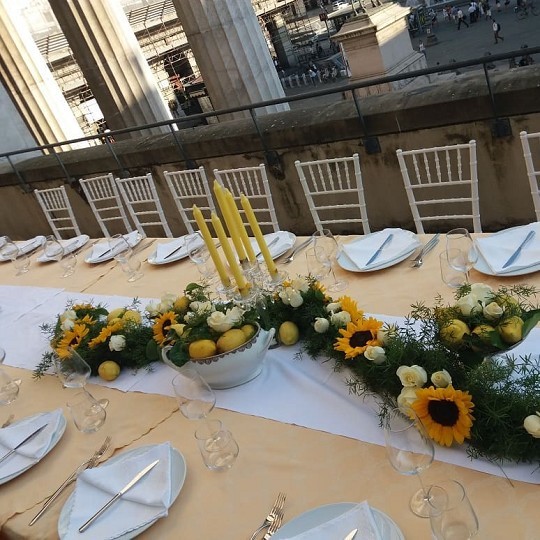 Centrotavola per tavolo imperiale con girasoli, rose bianche e limoni